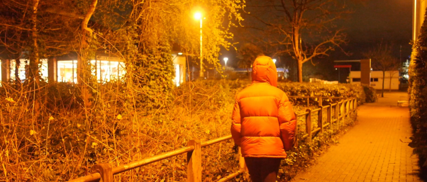 Woman-walking-at-night_852x365_acf_cropped
